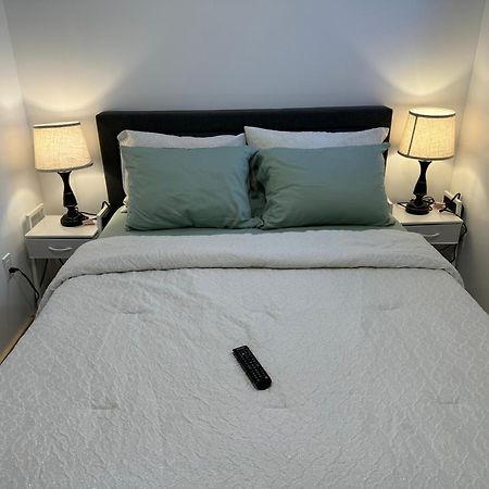 Private Entrance, Private Bathroom, Bedroom And Workspace Ottawa Exteriör bild