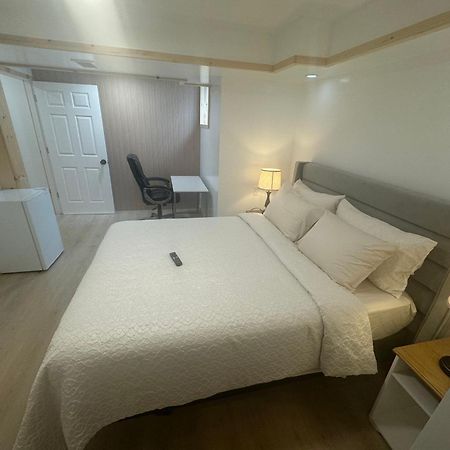 Private Entrance, Private Bathroom, Bedroom And Workspace Ottawa Exteriör bild