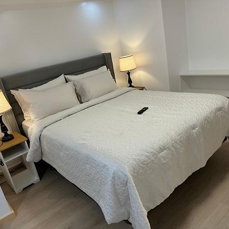 Private Entrance, Private Bathroom, Bedroom And Workspace Ottawa Exteriör bild