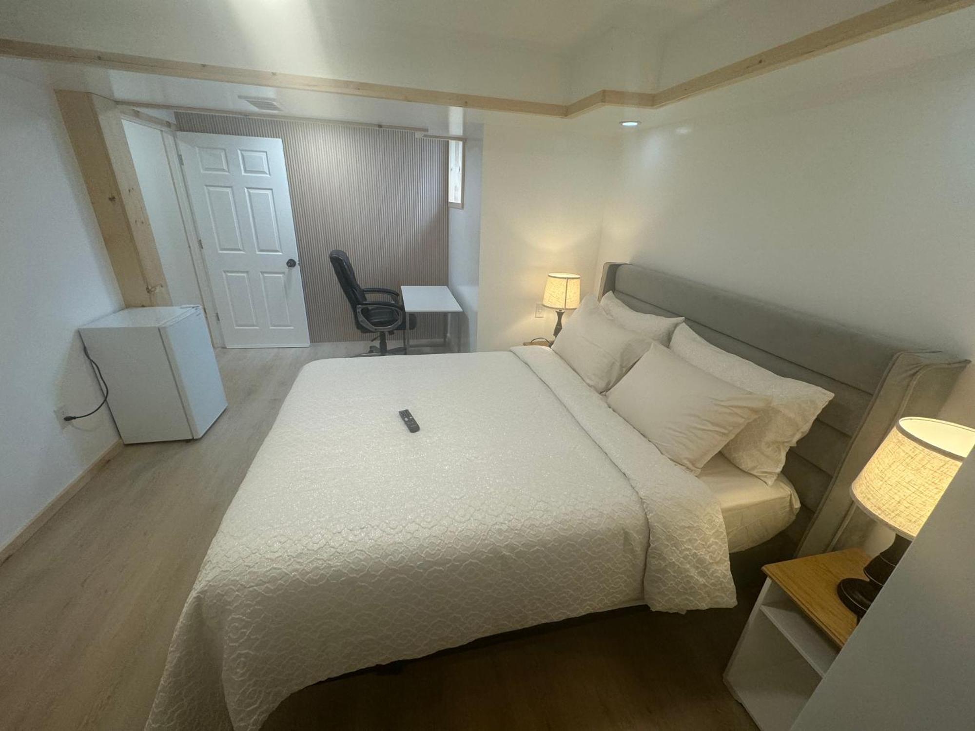 Private Entrance, Private Bathroom, Bedroom And Workspace Ottawa Exteriör bild
