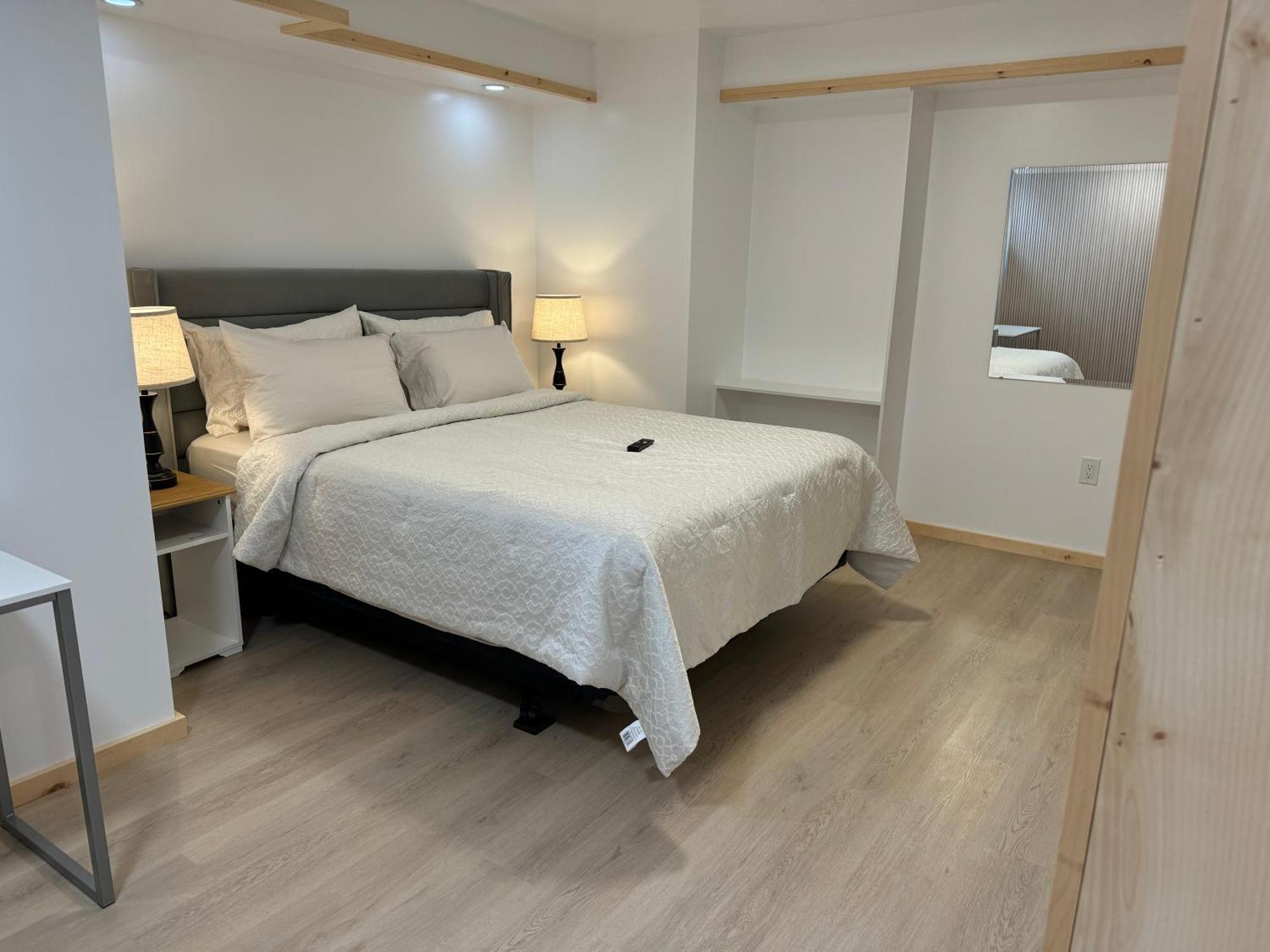 Private Entrance, Private Bathroom, Bedroom And Workspace Ottawa Exteriör bild