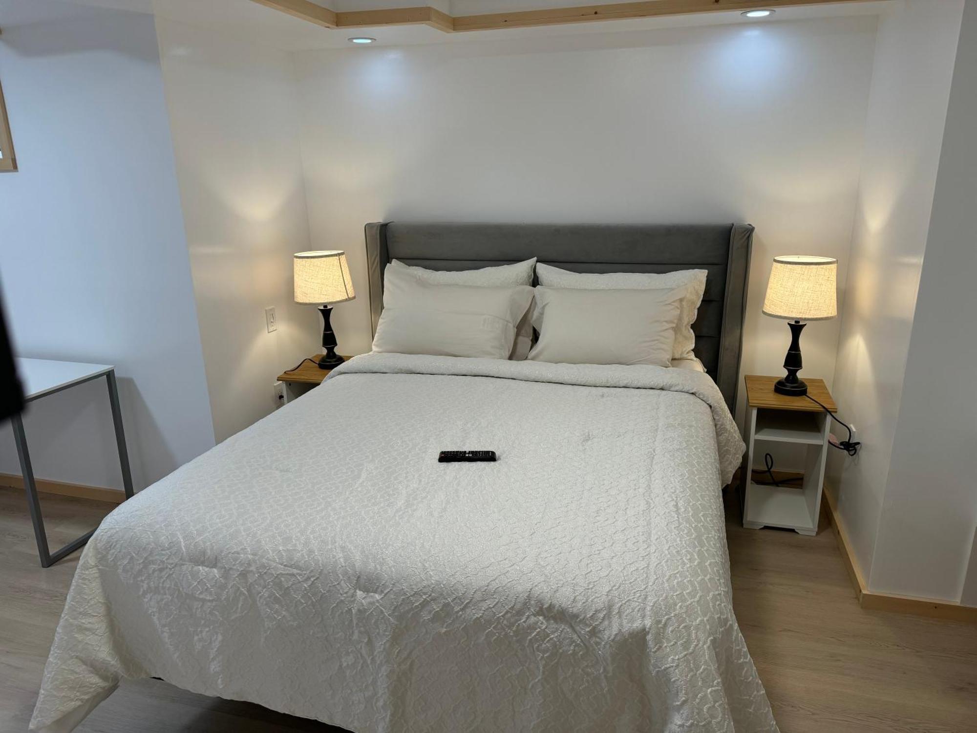 Private Entrance, Private Bathroom, Bedroom And Workspace Ottawa Exteriör bild